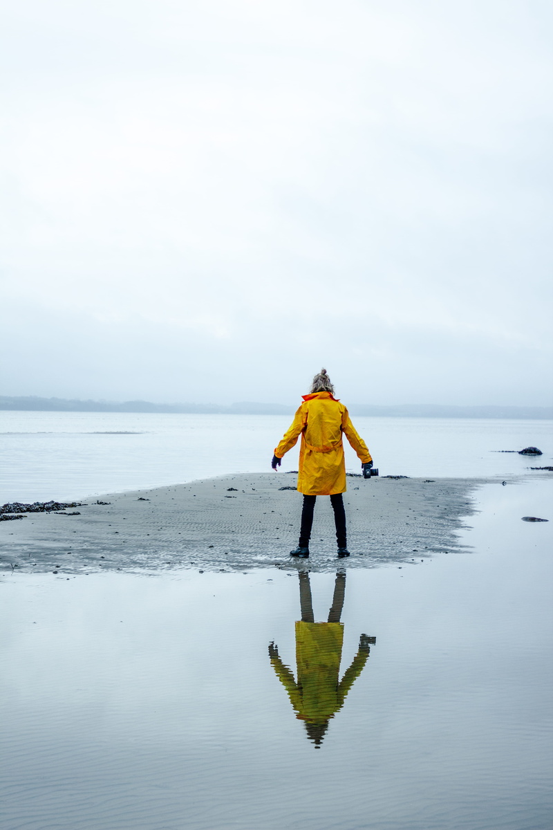 reflection, ear, lifestyles, body, seashore, full length, horizon, copy Space, water, rear view, 5K, yellow rain, coat, walking, outdoors, people, person