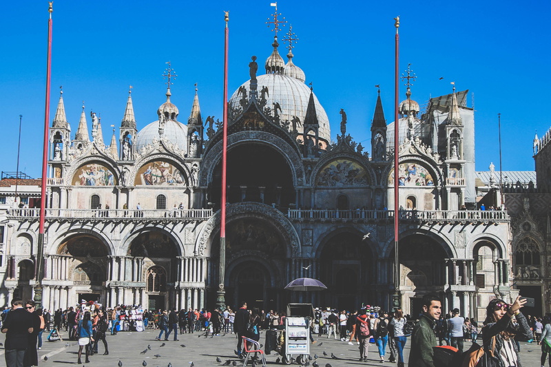 outdoors, large group of people, travel, religion, building exterior, 2K, travel destinations, crowd, venice, italy, belief, sky, group of people, spirituality
