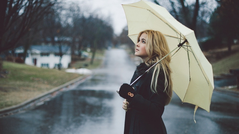 looking away, long hair, black coat, eyes, blonde, umbrella, wet, women, rain, 1080P, lips, road, coats, town