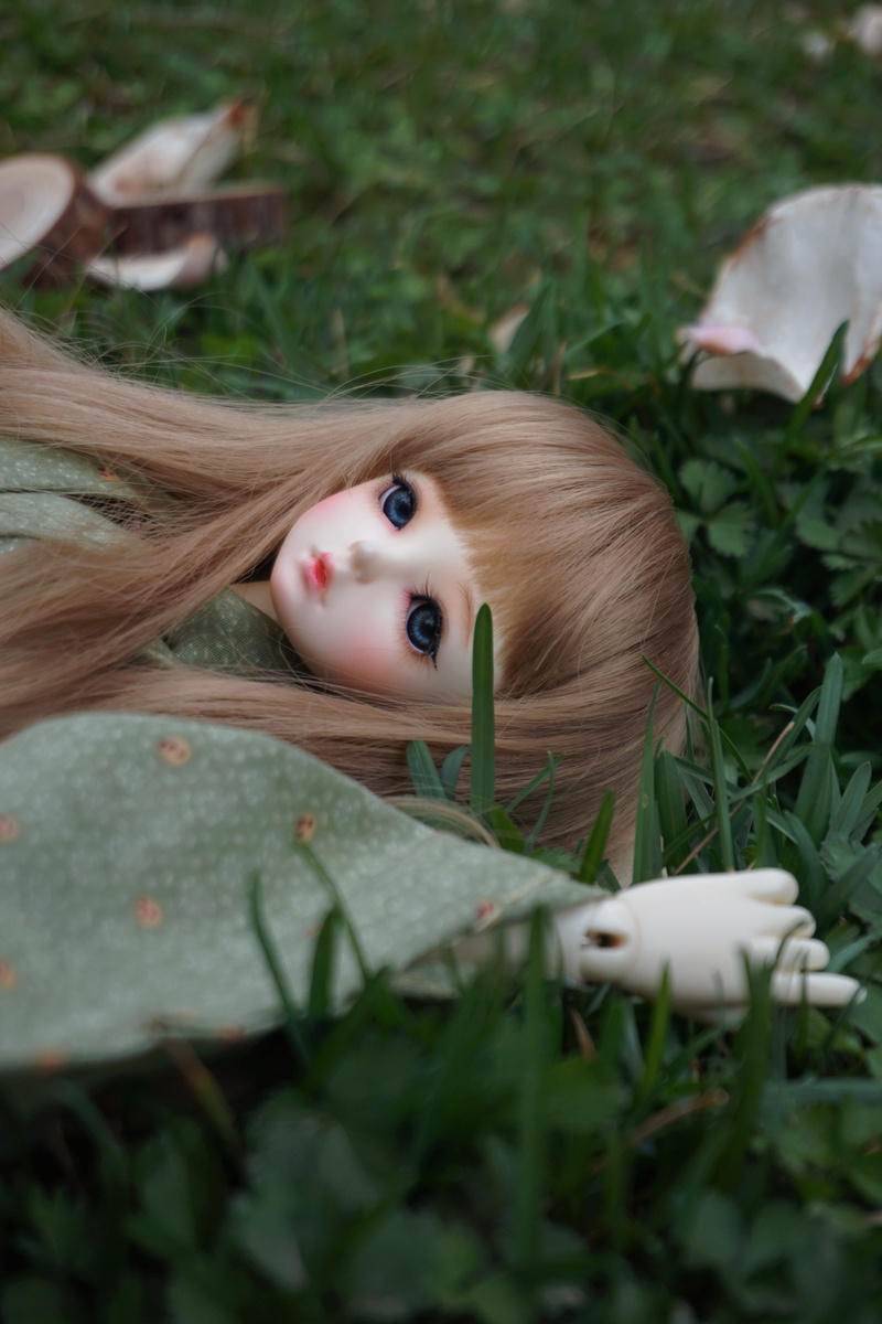 day, person, hair, laying, eye, ornament, green color, field, pottery, 5K, creativity, representation, flora, people, land, wig, green, outdoors, female
