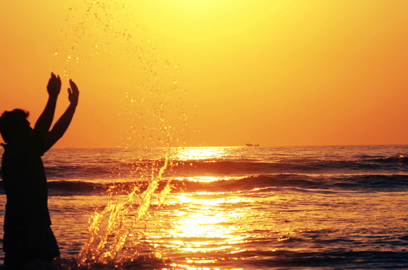 horizon over water, toddler, human arm, play, pool, wet, sky, beach, happiness, man, kid, standing, goggles, outdoors, face, sun, fun, water, motion, silhouette