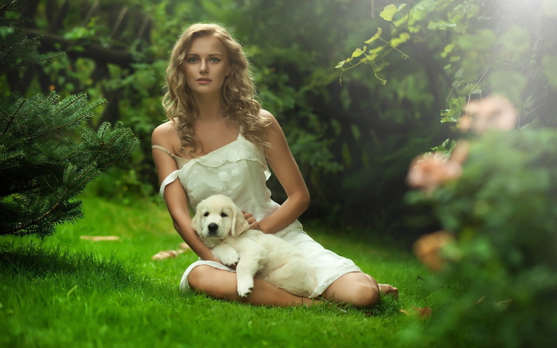 dog, young women, women outdoors, 2K, blonde, plant, hairstyle, green color, beautiful woman, puppies, teenager, domestic animals, one person, hair, outdoors