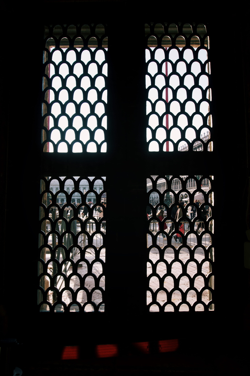 chain mail, 5K, metal, graphics, glass, shape, design, flooring, stained glass, architecture, geometric shape, built structure, dark, art, bottle, silhouette