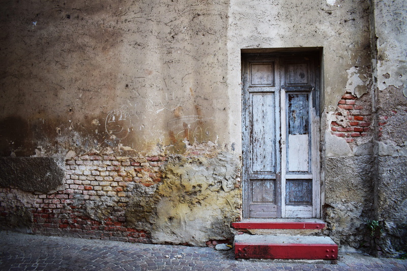 architecture, weathered, residential district, house, building exterior, wall - building feature, no people, day, entrance, building, security, old, abandoned