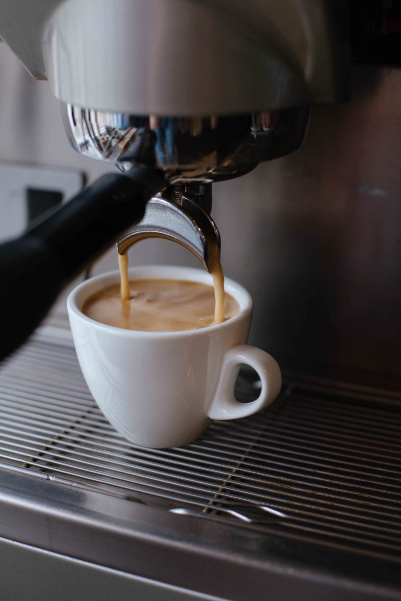 soda, coffee maker, electronics, coffee, ceramic, mixer, espresso machine, no people, pouring, close-up, crockery, 5K, hot drink, appliance, indoors, saucer