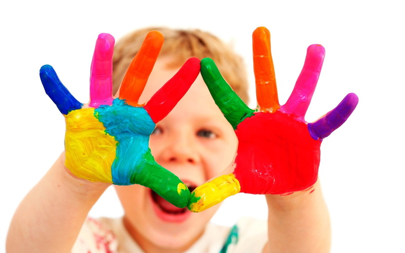 caucasian Ethnicity, smiling, innocence, white Background, offspring, holding, hand, people, lifestyles, fun, cute, human Hand, green, preschool Age, close-up