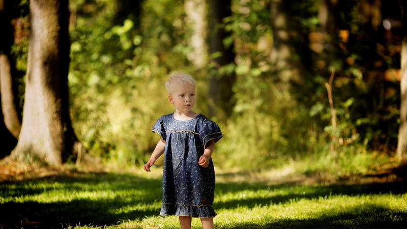 lifestyles, cheerful, sunlight, springtime, beautiful, tree, joy, walk, focus on foreground, summer, beauty In Nature, standing, small, preschool Age, hair