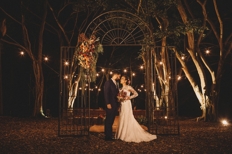 couple - relationship, casal, life events, togetherness, overcoat, female, event, robe, clothing, woman, 5K, suit, holding, borba, illuminated, night