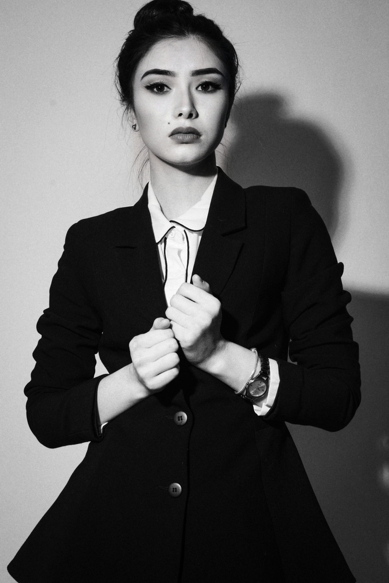 face, adult, hand, young adult, 5K, tie, female, holding, waist up, business, long, person, photo, sleeve, menswear, coat, photography, one person, accessories