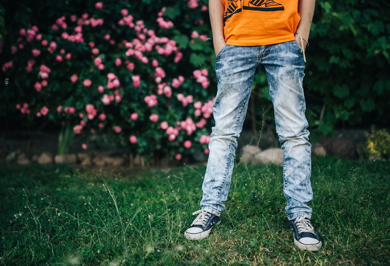 field, land, one man only, garden, plant, teen, human leg, one Person, day, in the garden, walking, human body part, grass, outdoors, people, teenage, only men