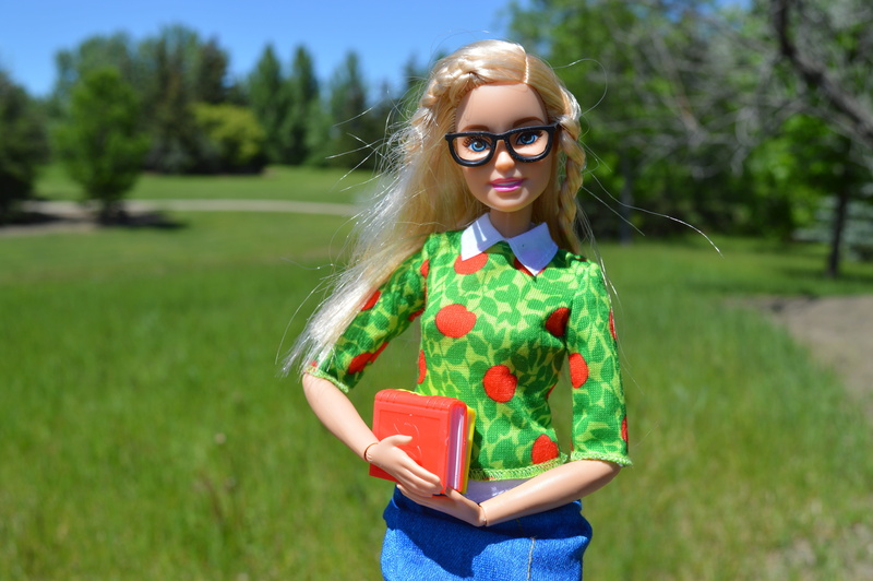 studious, outdoors, books, action, nature, model, nerdy, long hair, nerd, woman, beauty, young women, field, casual clothing, holding, attractive, lovely