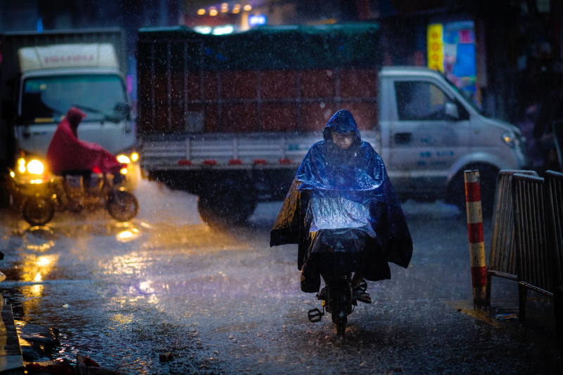 transportation, warm clothing, vehicle, real people, motorcycle, clothing, automobile, snow, car, city, mode of transportation, tarmac, rainy season, guangzhou