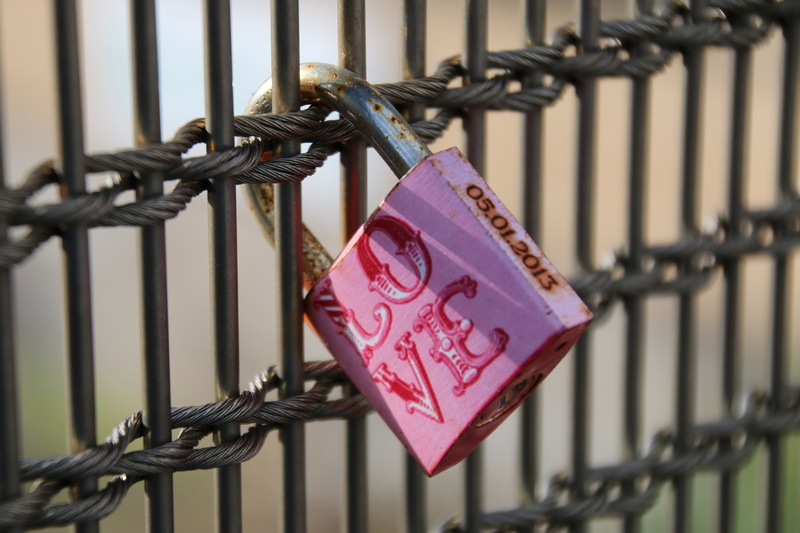 no people, federal government, protection, outdoors, close, forever, iron, chain, barrier, love, positive emotion, love lock, 5K, safety, close-up, secret
