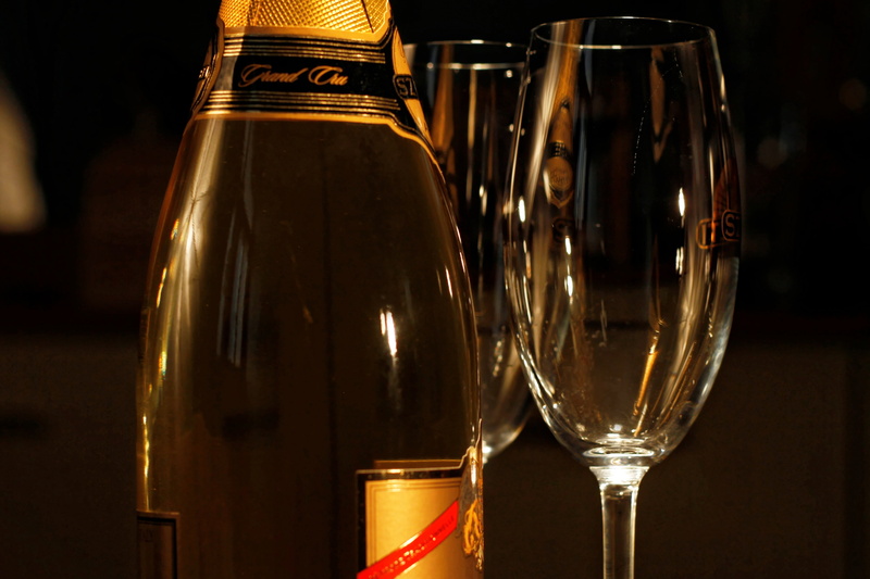 bubbles, sparkle, romantic, elegant, year, two, wine, dark, bottle, wineglass, refreshment, focus, new, drinking glass, shallow, toast, household equipment