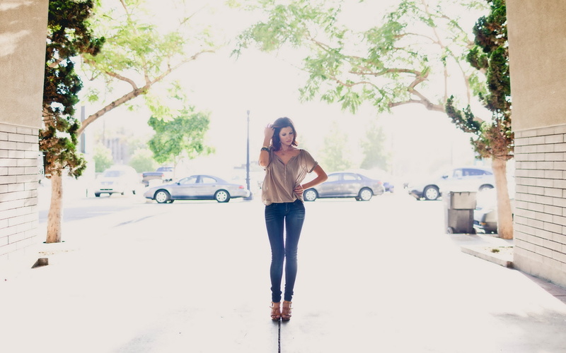gap, women, 2K, jeans, brunettes, streetscape, overexposure
