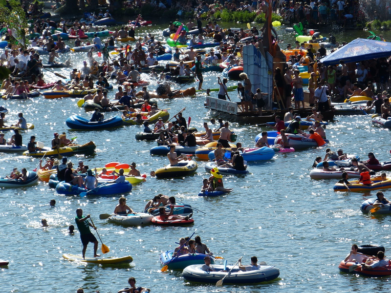 ships, outdoors, paddle, inject, group of people, move, city, fun bathing, leisure activity, water, paddling, inflatable boats, mode of transportation