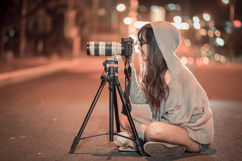equipment, camera, photography themes, shooting, photography, holding, 5K, adult, night, digital camera, one person, casual clothing, profession, long hair