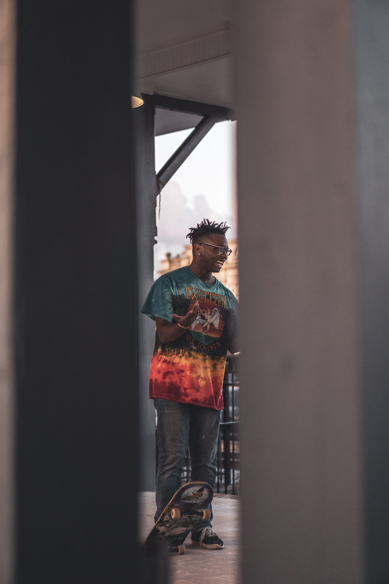 building, standing, real People, blur, casual Clothing, lifestyles, copy Space, skateboarding, women, young Men, females, architecture, skateboard, adult