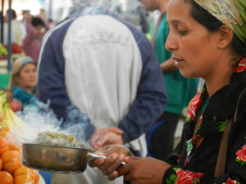 headshot, day, people, tashkent, food, preparing food, market, side view, ritual, gypsy, preparation, mid adult women, uzbekistan, mid adult, focus on foreground