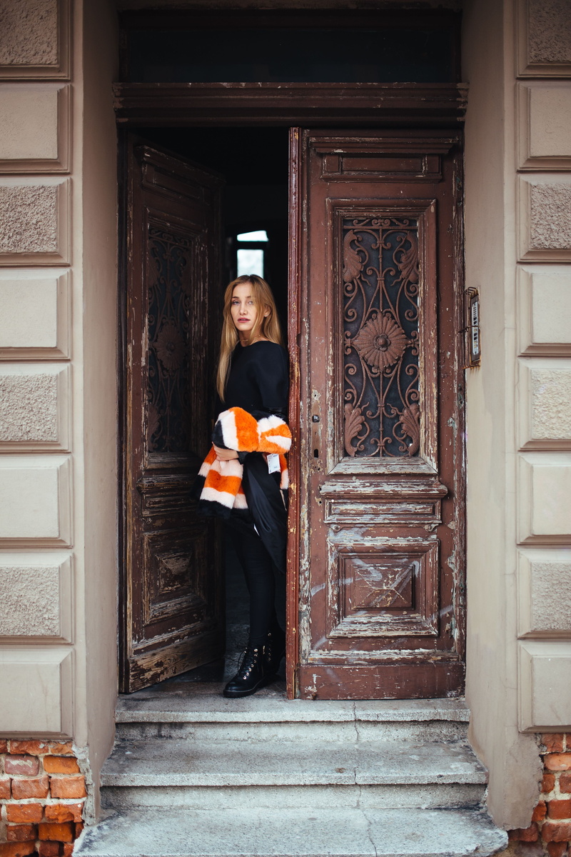 young women, pretty, front view, one person, adult, street, looking at camera, caucasian, casual clothing, blond, street fashion, young, lifestyles, posing