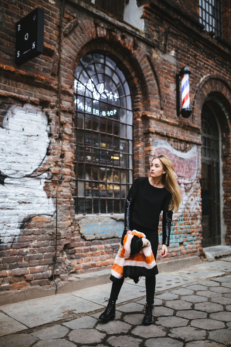 young women, woman, full length, beautiful woman, fashion, brick, street, day, caucasian, building exterior, style, architecture, hairstyle, Europe, hair