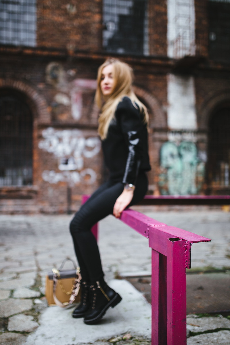 leisure activity, beautiful woman, one person, full length, day, fashion, hairstyle, architecture, outdoors, Europe, building exterior, female, caucasian