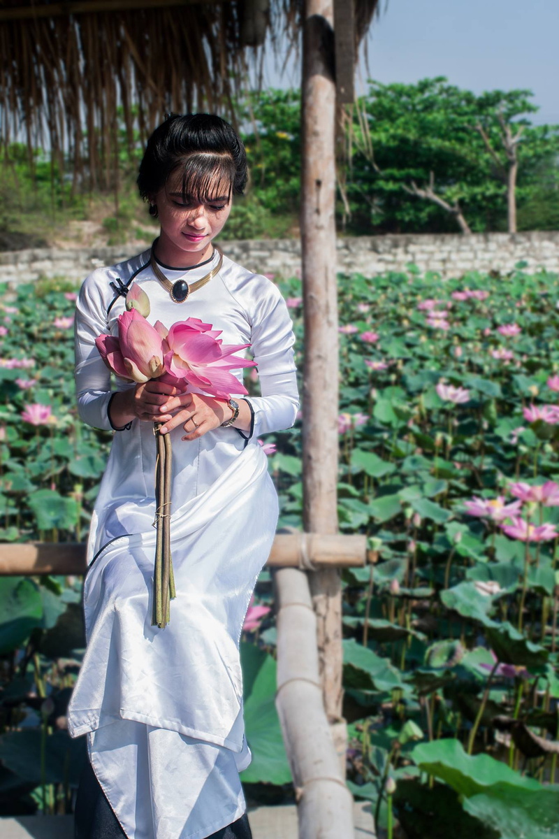 pink, 8K, bride, leisure activity, holding, young adult, tree, growth, lotus, ao, day, nature, woman, young, wedding, setting, outdoors, hut, lifestyles