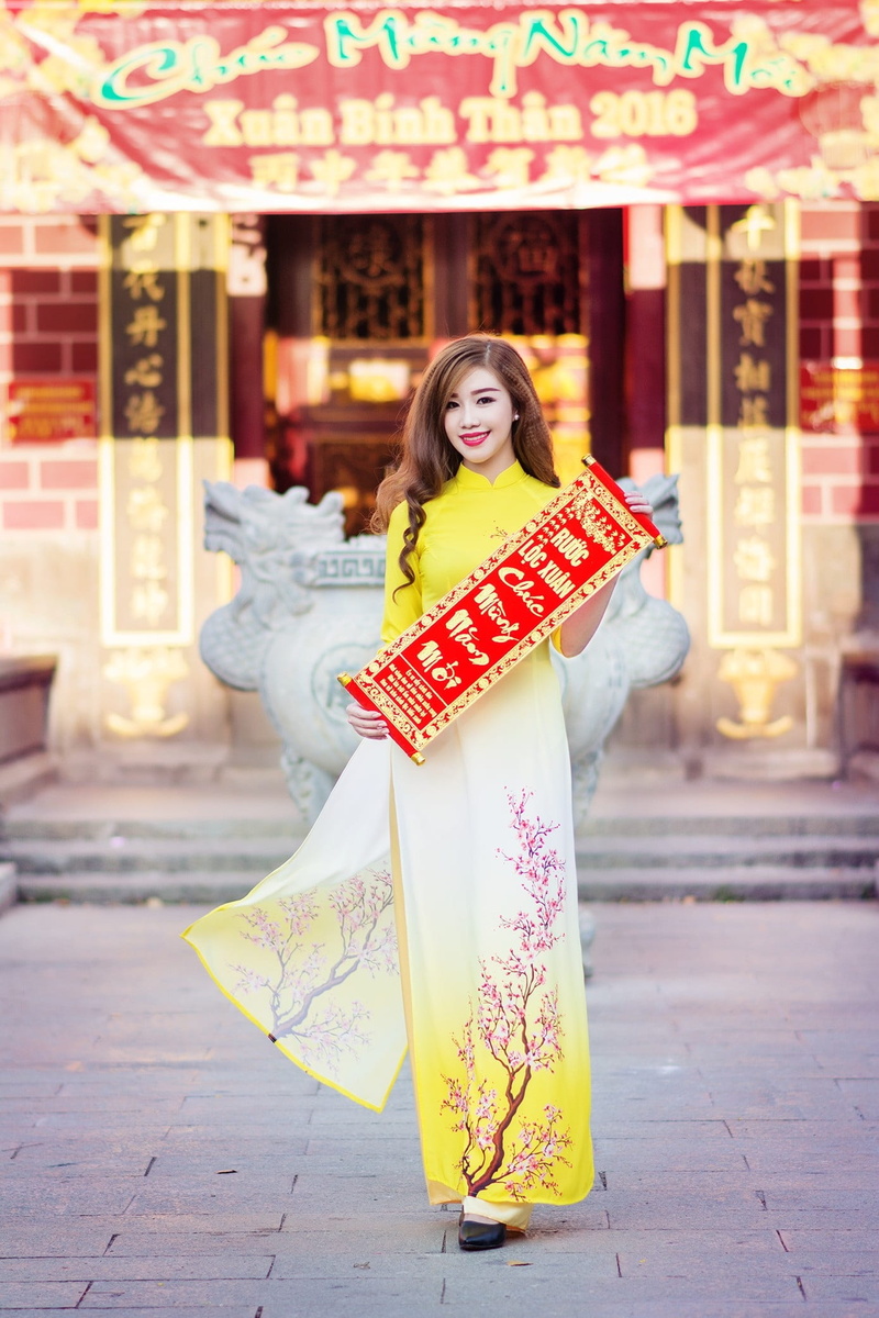 hairstyle, yellow skirt, happiness, looking at camera, outdoors, clothing, people of vietnam, leisure activity, smiling, young adult, women, 1080P, adult