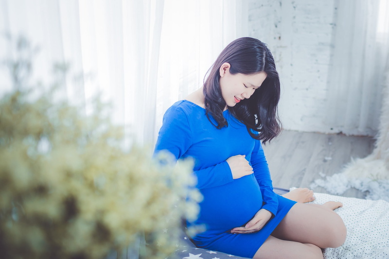 vietnamese woman, woman, people of vietnam, indoors, black hair, lifestyles, young women, future mom, ao dai, people, sitting, bid, human Abdomen, hairstyle