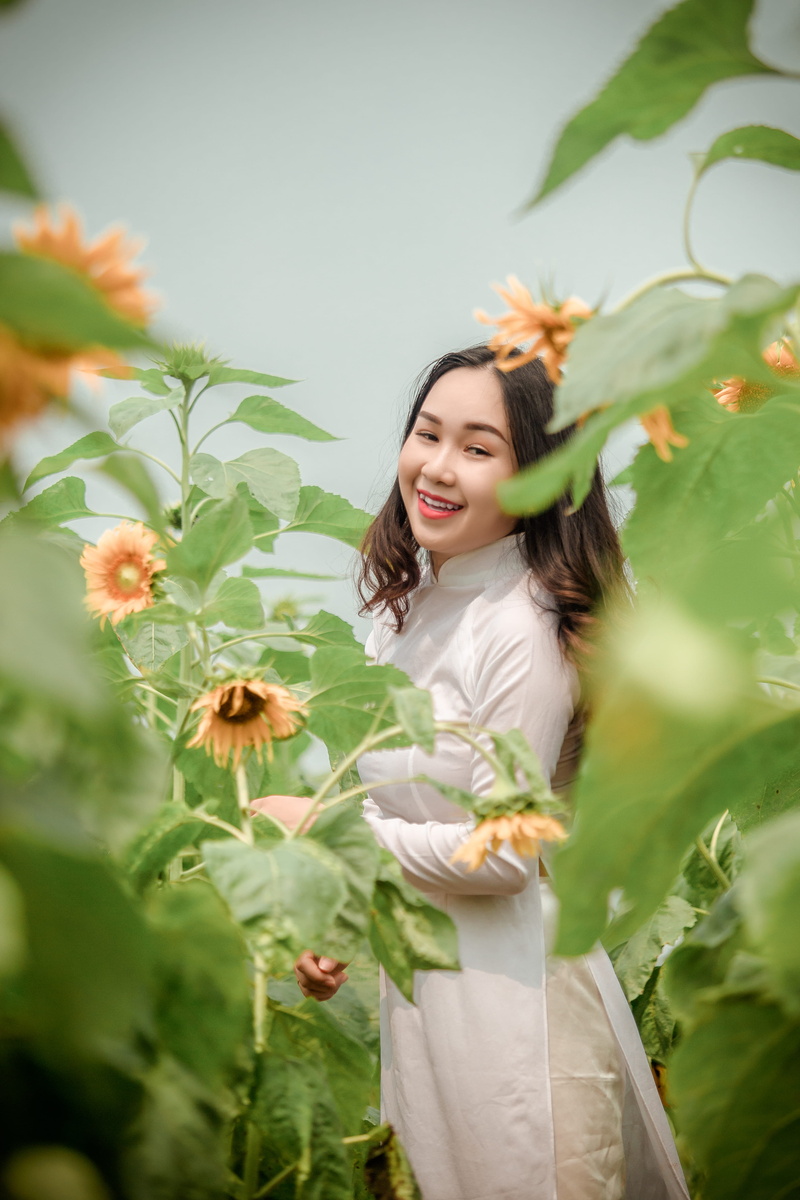 fashion, smiling, hair, adult, nature, young adult, park, style, weather, surrounded, model, flower, happiness, smile, three quarter length, outdoors, leaves