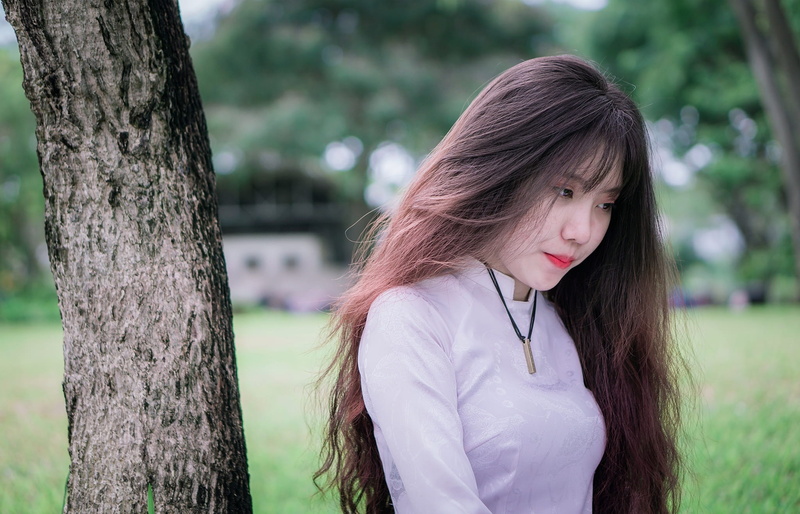 adult, tree trunk, nature, Toku, outdoors, hairstyle, long hair, smiling, Concept, 1080P, trunk, portrait, young adult, beautiful woman, contemplation