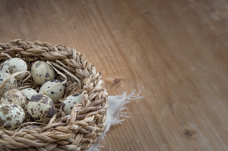 high angle view, decoration, small eggs, egg, food and drink, basket, celebration, selective focus, table, close-up, group of objects, animal Nest, wicker