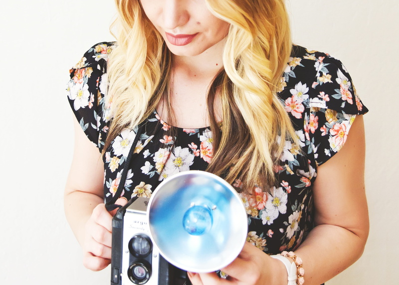 instant, photography blog, photography blogger, hairstyle, women, girl, long hair, camera, woman, feminine, photographer, 2K, vintage, romantic, one person