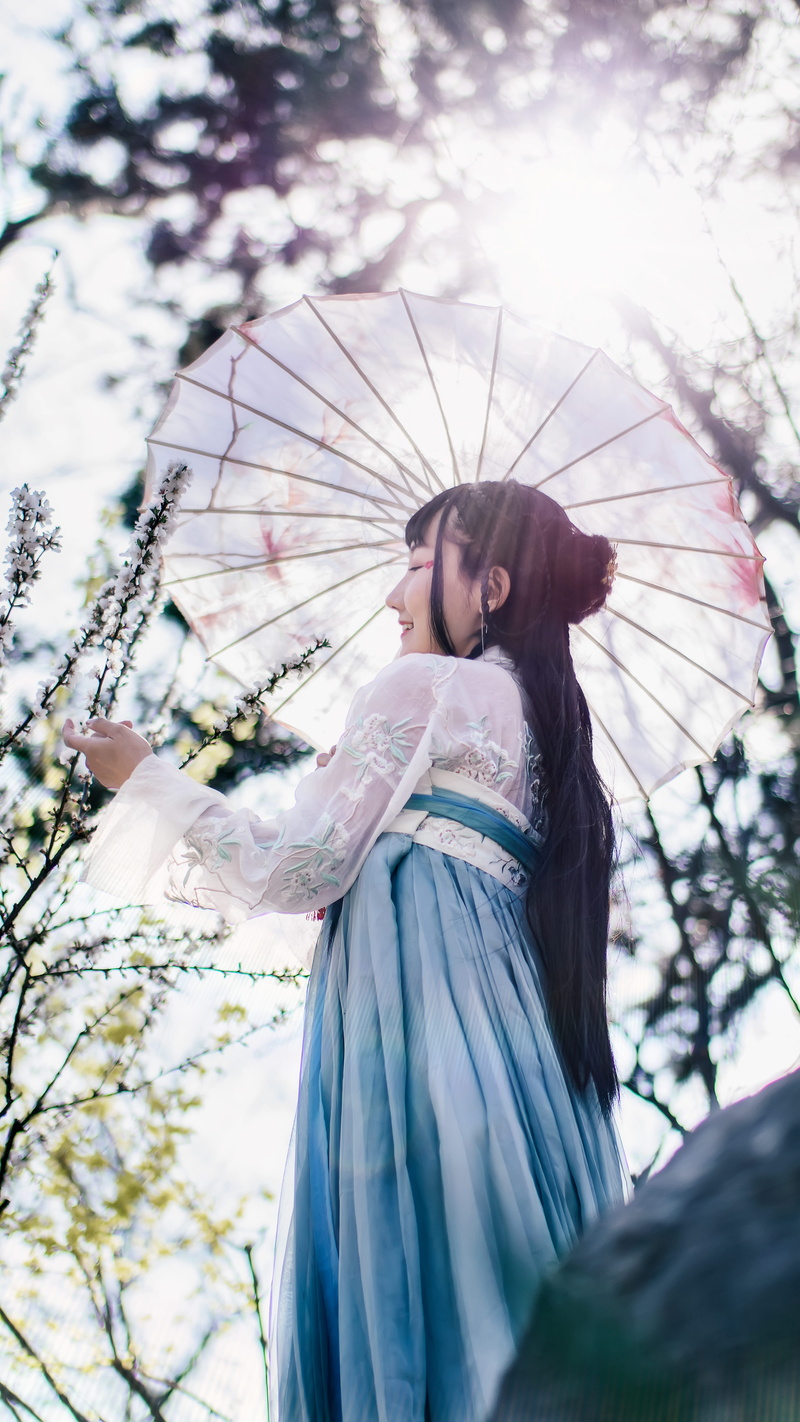 real people, clothing, fashion, kimono, lifestyles, hairstyle, waist up, blonde, one person, holding, nature, child, 古装#气质, young women, teen, plant, low angle view
