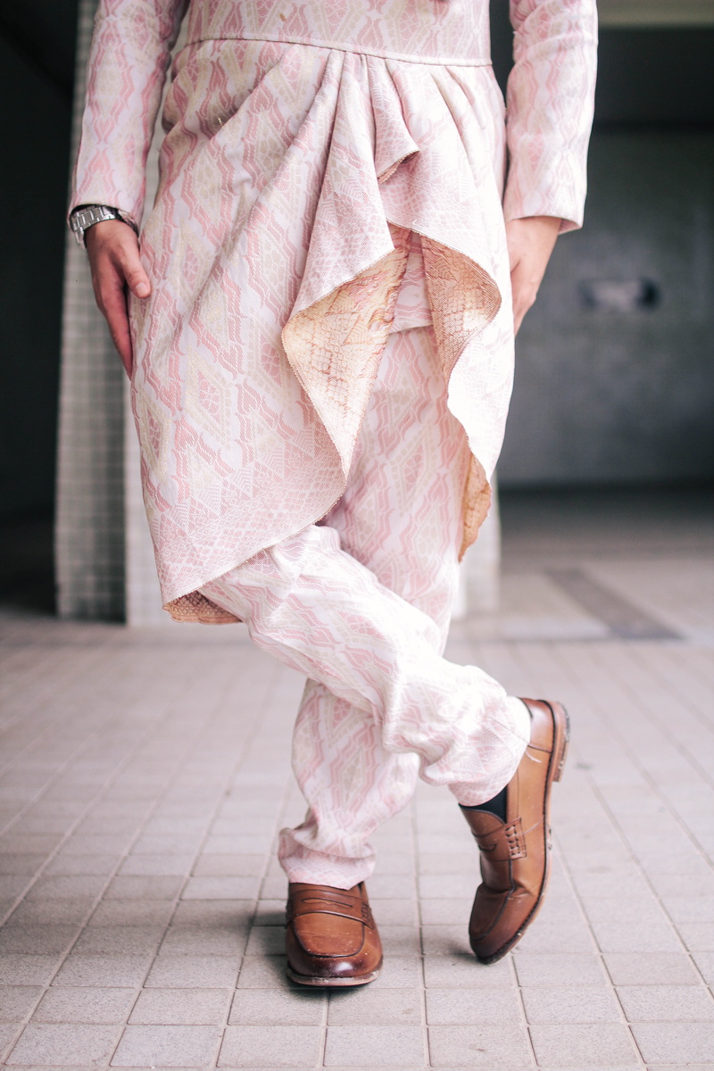 sleeve, women, kimono, human leg, real people, sandal, human foot, flooring, one person, body part, pink color, tiled floor, female, apparel, ankle, human
