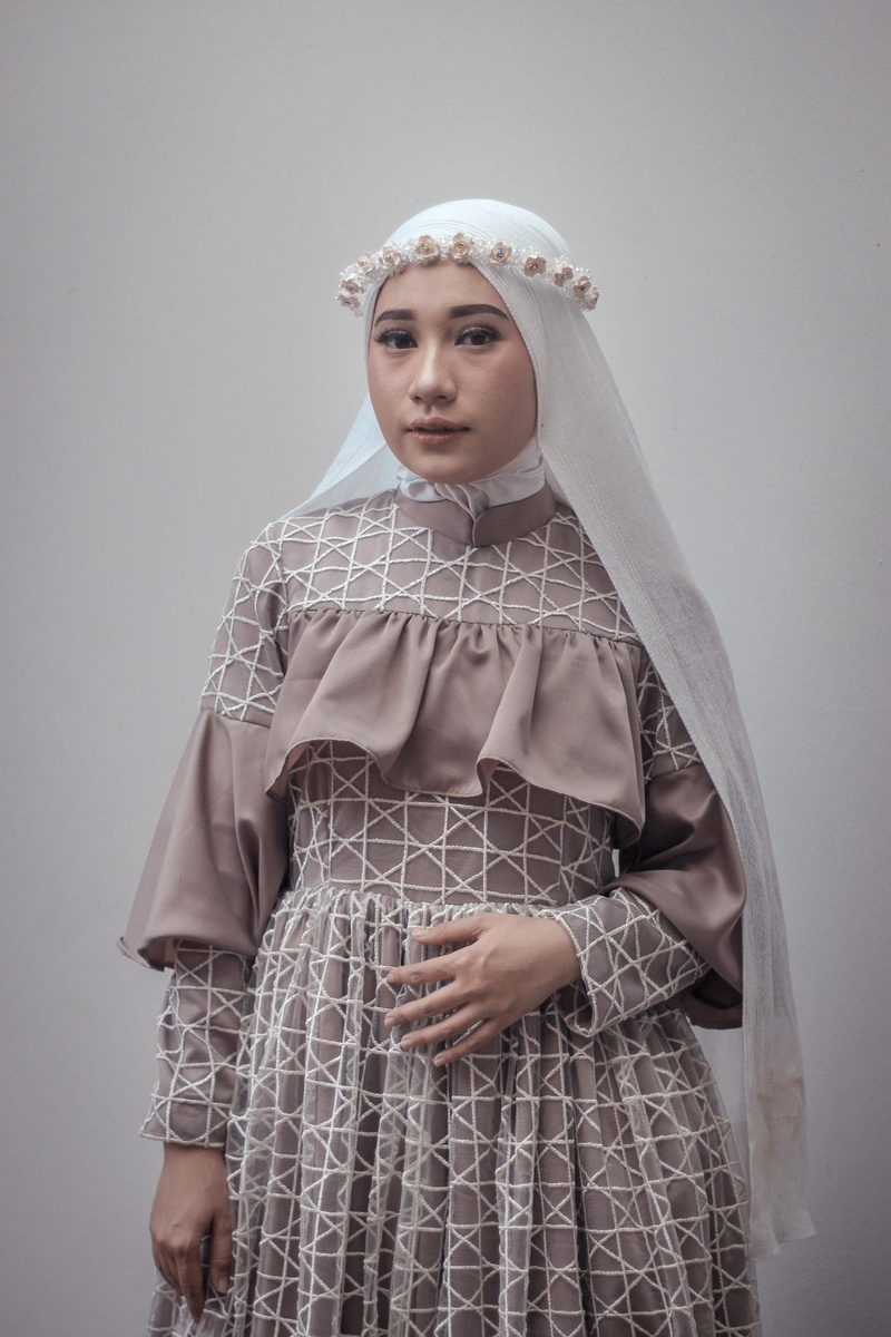abaya, portrait, veil, young women, woman, beautiful woman, standing, hairstyle, beauty, women, indoors, 2K, dress, clothing, front view, studio shot