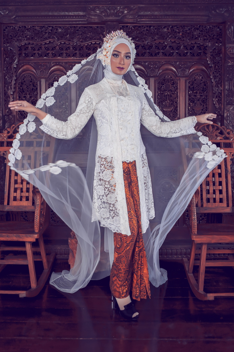 wedding, veil, looking at camera, front view, real people, young women, beautiful woman, young adult, one person, 5K, white, traditional wear, makeup