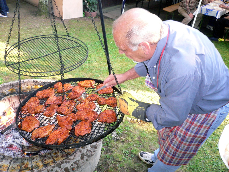 choir grilling, real people, three quarter length, food, carbon, food and drink, party, charcoal, preparation, schwenkgrill, leisure activity, embers, lifestyles