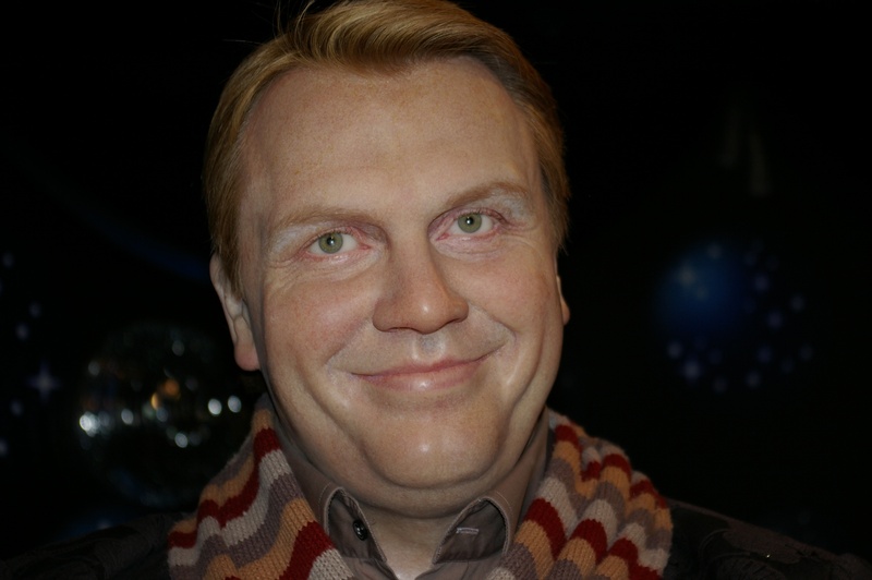 emotion, portrait, human face, hairstyle, hape kerkeling, headshot, adult, actor, 2K, body part, smiling, front view, indoors, museum, night, madame tussauds