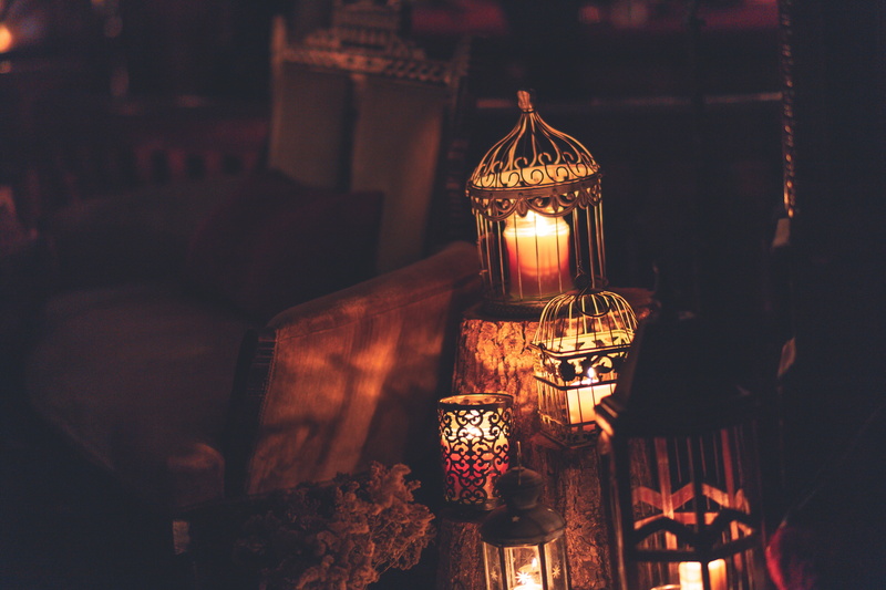 candlelight, dark, hanging, fire, 5K, low light, depth of field, close-up, wood - material, burning, evening, cages, light - natural phenomenon, candle