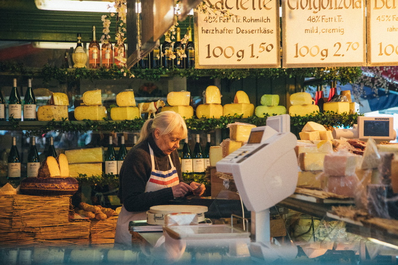 retail display, viktualienmarkt, retail, 5K, sale, small business, store, buying, senior adult, one person, victuals market, lifestyles, life, bavaria