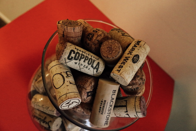message, table, container, drink, vino, currency, food, champagne, alcohol, food and wine, wine background, wood, choice, wine cork, refreshment, variation