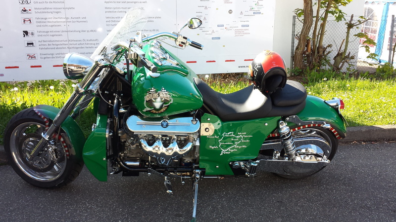 45000 to 50000 euros, no people, motor scooter, city, stationary, land vehicle, street, motorcycle, 5 to 8 liters of displacement, outdoors, 8-cylinder