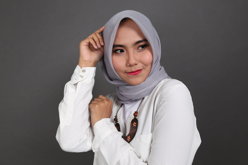beautiful, smiling, beauty, scarf, person, photo shoot, necklace, headshot, front view, looking at camera, veil, one person, smile, studio, posing, teenager