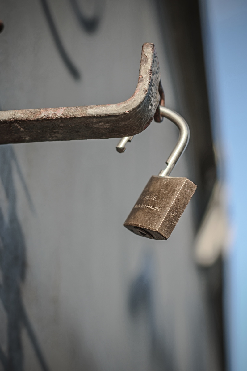 safety, no people, outdoors, wood doll, 5K, shut off, rusty, key, metal, key service, padlock, security, castles, close-up, wall ornament, protection