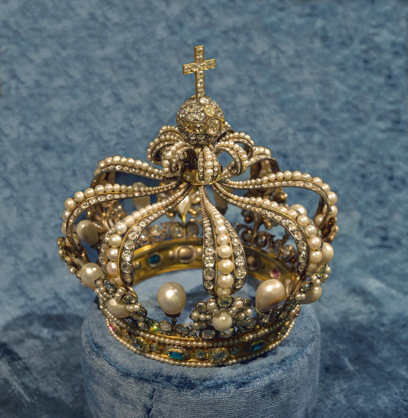 germany, no people, bavaria, wealth, gray, belief, 2K, symbol, colored, emblem, power, metal, blue, cushion, crown, single object, indoors, precious gem