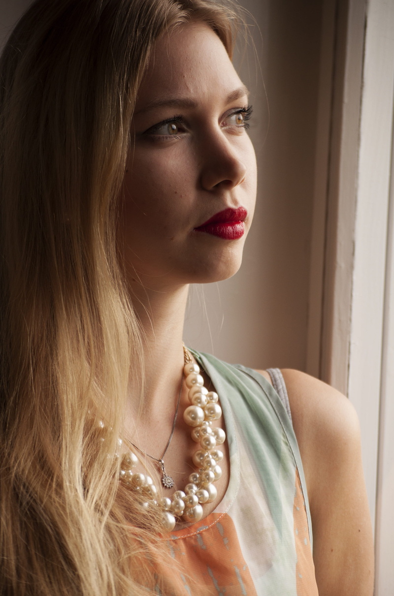 pretty, headshot, long, young, hairstyle, real people, women, feminine, unretouched, young women, fashion, calm, contemplation, blond, portrait, indoors