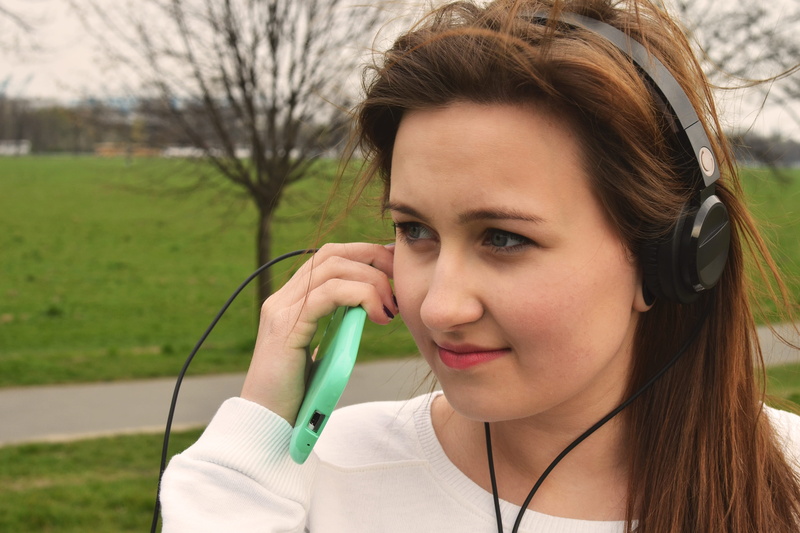 woman, person, bare, brown hair, smartphone, beautiful woman, technology, headphones, hand, wearing, one person, leisure activity, women, hairstyle, 4K