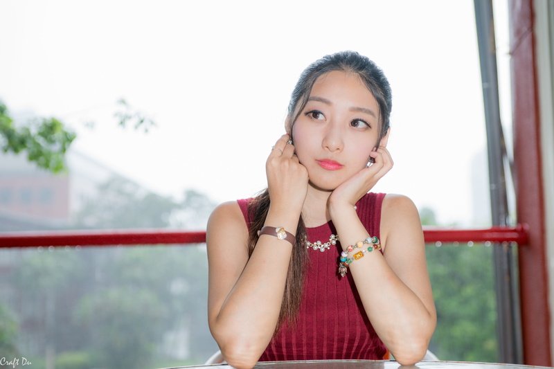 young women, young adult, necklace, Asian, focus on foreground, one person, hand on chin, women, beauty, looking at camera, sleeveless, adult, hairstyle