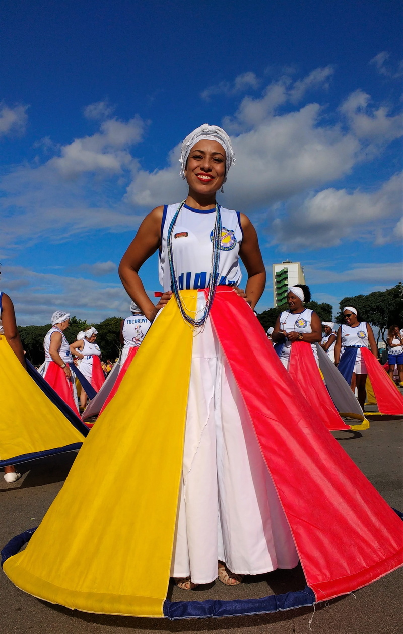 cloud - sky, real people, essay, leisure activity, lifestyles, carnival, parade, women, nature, standing, full length, crowd, bahia, happiness, samba, 2K